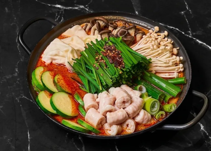 돈코츠 모츠나베 — 진한 돈코츠 육수에 대창의 고소함이 더해져
마지막 한 숟갈까지 비우게 되