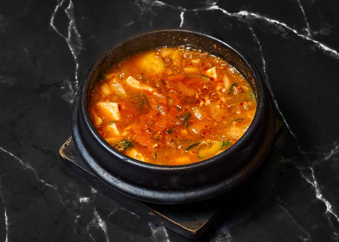 장모님된장찌개 — 한 숟갈 뜨면 밥부터 생각나는,
구수하고 진한 장모님표 된장찌개