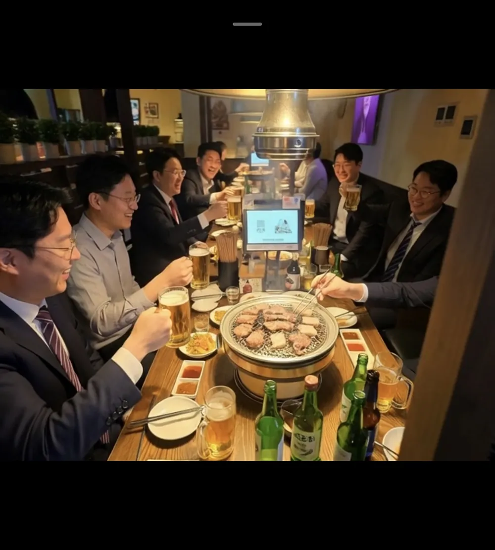 요시야 야키니쿠에서 회식 중인 손님들