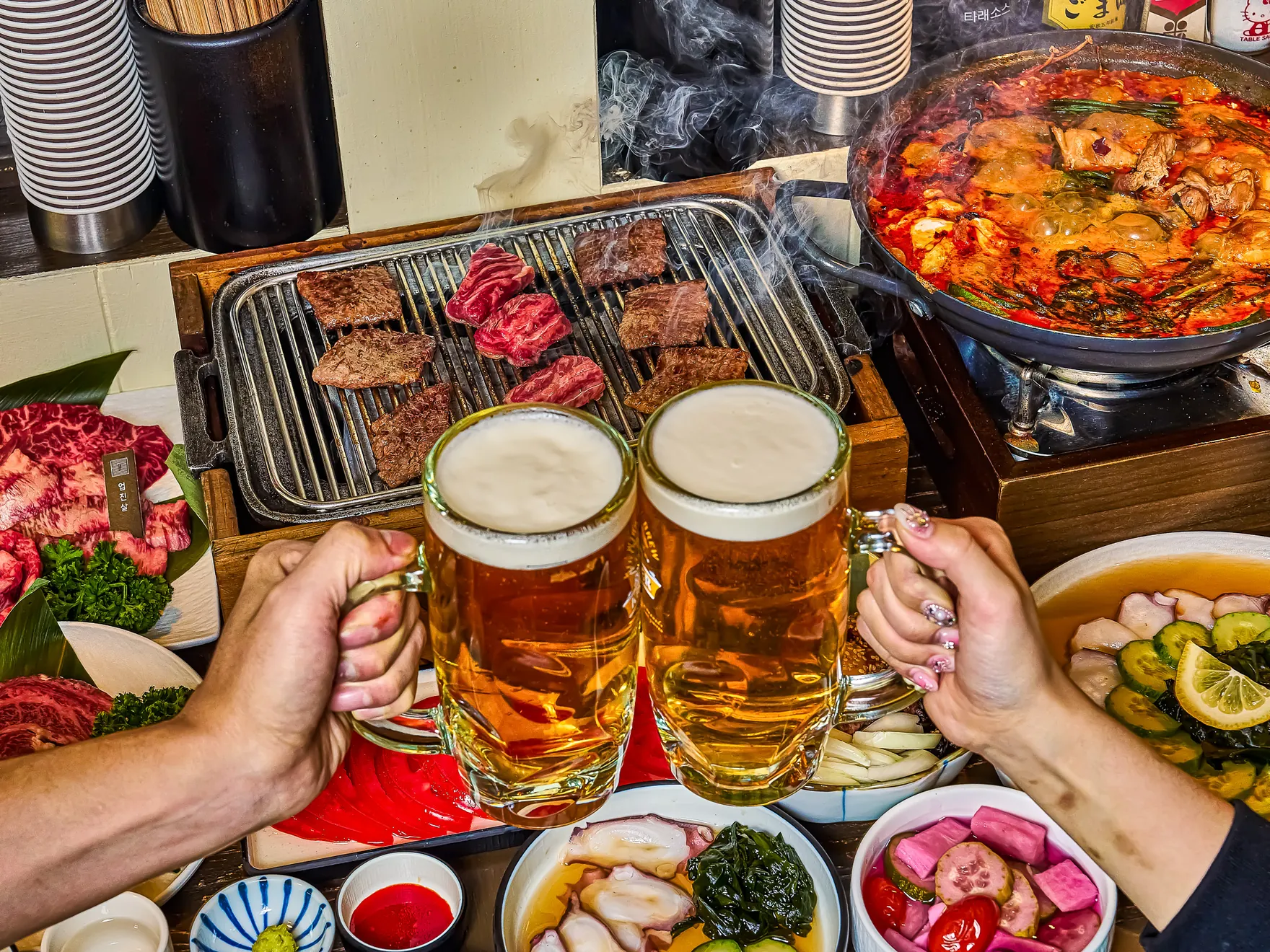 요시야 야키니쿠에서 생맥주로 건배하는 손님들
