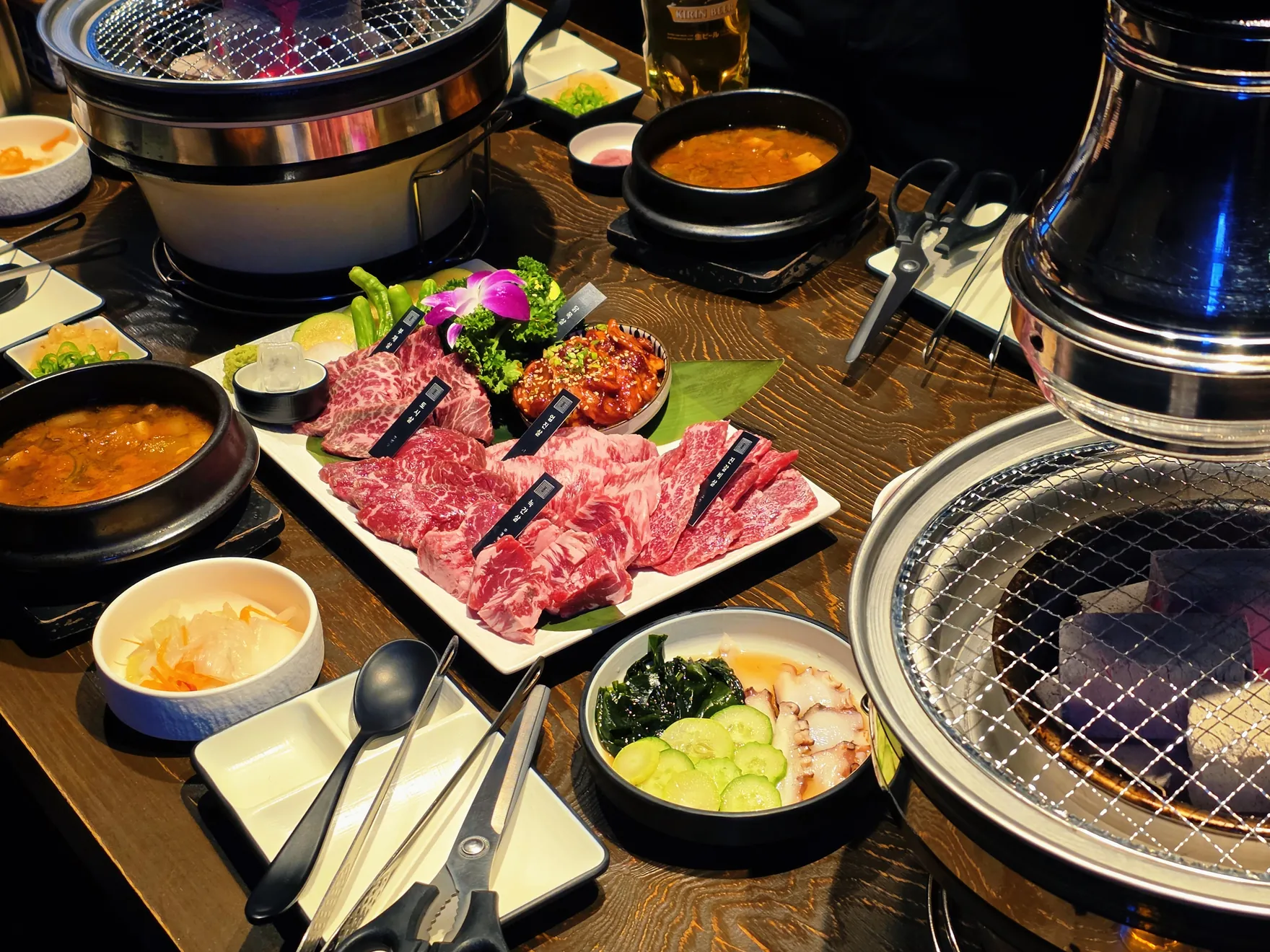 고기와 기본 반찬, 된장찌개가 차려진 요시야 야키니쿠 테이블